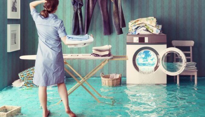 Стиральная машина течет снизу – причины и как исправить?